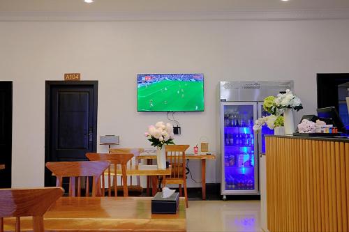 TV a/nebo společenská místnost v ubytování Joy Beach Lodge