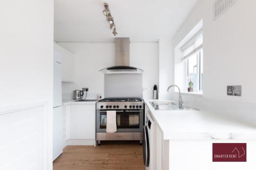Η κουζίνα ή μικρή κουζίνα στο 3 Bedroom House in Bracknell with garden