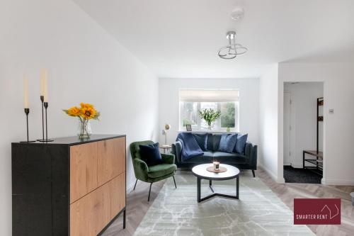 Χώρος καθιστικού στο 3 Bedroom House in Bracknell with garden