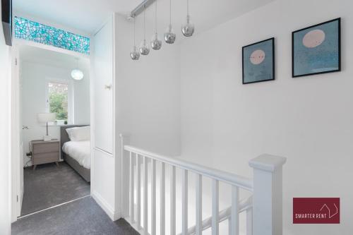 Ένα ή περισσότερα κρεβάτια σε δωμάτιο στο 3 Bedroom House in Bracknell with garden
