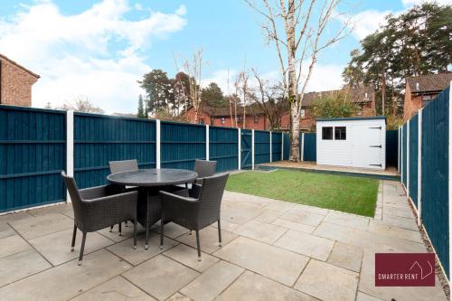 Φωτογραφία από το άλμπουμ του 3 Bedroom House in Bracknell with garden σε Bracknell