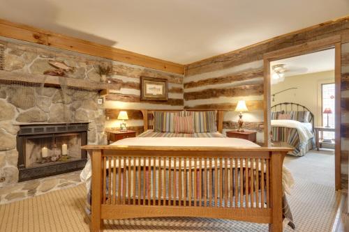 タウンゼンドにあるFire Pit and Deck! Cozy Smoky Mtn Retreat on Riverのギャラリーの写真
