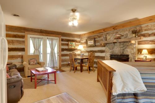タウンゼンドにあるFire Pit and Deck! Cozy Smoky Mtn Retreat on Riverのベッドルーム1室、石壁のリビングルーム1室が備わります。
