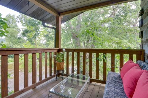 Fire Pit and Deck! Cozy Smoky Mtn Retreat on Riverにあるバルコニーまたはテラス