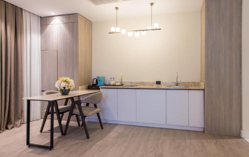 eine Küche mit Tisch und Stühlen und einer Theke in der Unterkunft Lamer Sea Breeze Resort in Baku