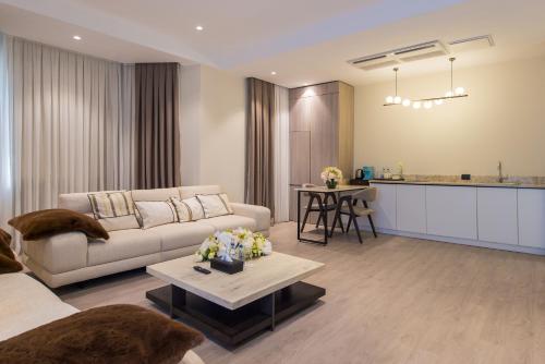 ein Wohnzimmer mit Sofa und Tisch in der Unterkunft Lamer Sea Breeze Resort in Baku