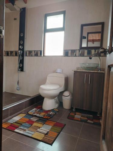 Bilik mandi di Cabaña Villa Mariana