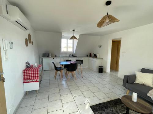 un salon avec un canapé et une table dans l'établissement Appartement Betschdorf Cité des potiers, à Oberbetschdorf