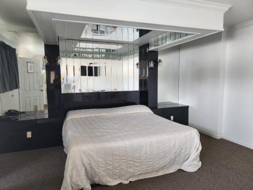 a bedroom with a large bed and a window at Winslow Motel in Lyndhurst