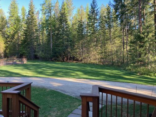 Κήπος έξω από το Sandpoint mountain retreat-Guest suite in large house