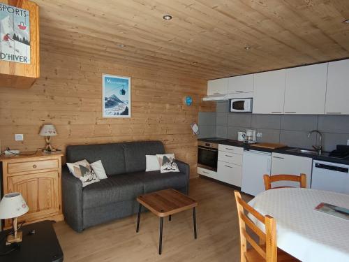 un salon avec un canapé et une cuisine dans l'établissement Studio rénové pour 4 personnes - Balcon, Sud, Parking - FR-1-445-213, à Montgenèvre