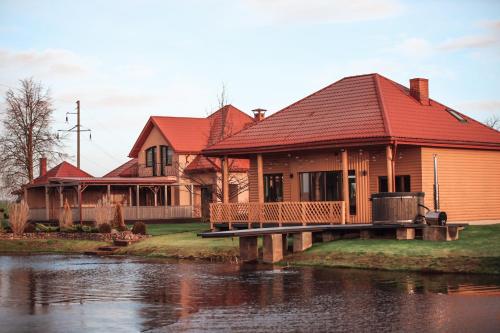 Výhled na řeku, která protéká v blízkosti prázdninového domu