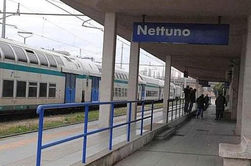 a train station with people waiting for a train at Un angolo al sole in Nettuno