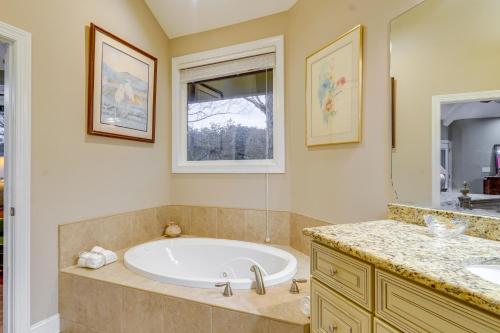 Ένα μπάνιο στο Spacious Lakefront Apt with Deck in Fayetteville!