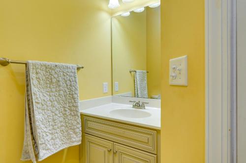 Ένα μπάνιο στο Scenic Studio with Dock Access in Fayetteville!