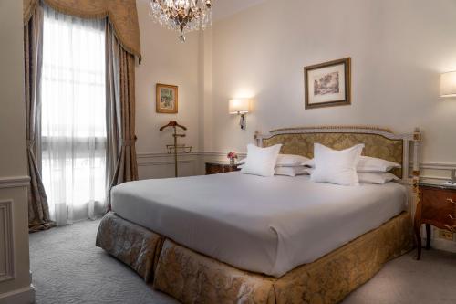 Alvear Palace Hotel - Leading Hotels of the Worldにあるベッド
