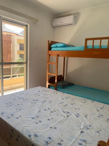 Ένα ή περισσότερα κρεβάτια σε δωμάτιο στο Apartamento 50 metros do Mar