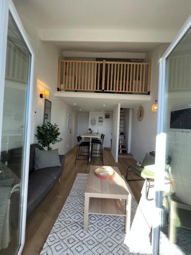 un salon avec un canapé et une table dans l'établissement Duplex Sea View, à Antibes