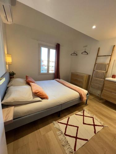 une chambre avec un lit et une fenêtre dans l'établissement Duplex Sea View, à Antibes