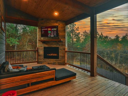 Balkón nebo terasa v ubytování Lux Hochatown Cabin! 5 minutes to town-Hot Tub-Fire Pit-Game Room-Mtn Views