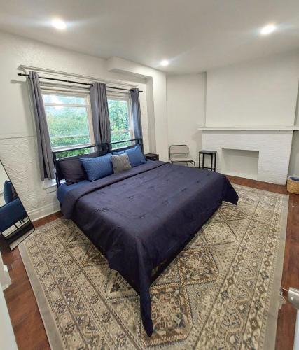 Ένα ή περισσότερα κρεβάτια σε δωμάτιο στο Victorian Mansion Unit 2