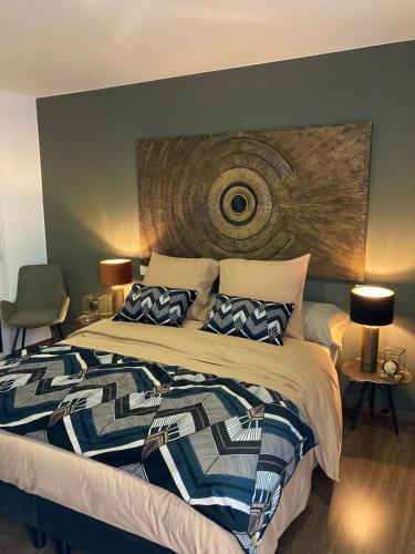 une chambre avec un grand lit avec une tête de lit en bois dans l'établissement Villa de Rospico Les villas de Nevez, à Névez