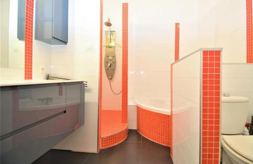 a bathroom with a tub and a sink and a toilet at Maison de Village 4 chambres in Sabran