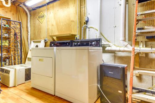 a laundry room with a washer and dryer at 2 Mi to Boat Ramp Log Cabin in New Hampshire in Washington