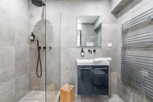 une salle de bain avec douche et lavabo dans l'établissement Appartement Sacré Cœur - Cottages 1, à Paris