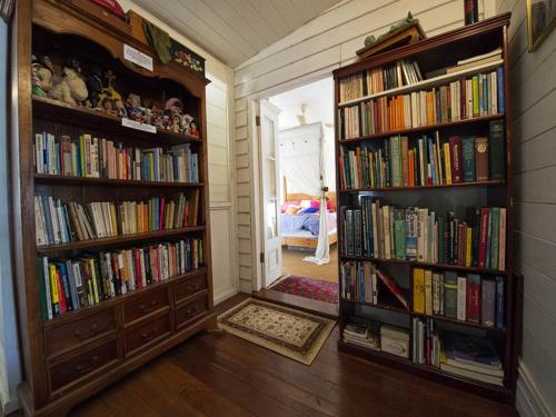 Pokój z dwoma półkami pełnymi książek w obiekcie Mandurah Riverfront Holiday Rental w mieście North Yunderup