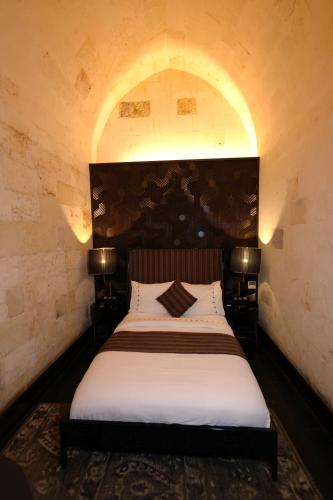 a bedroom with a large bed in a room at HSVHN Hotel Hışvahan in Gaziantep