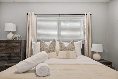 Ένα ή περισσότερα κρεβάτια σε δωμάτιο στο Sylvan Lake Nook Family-Friendly and Close to Beach