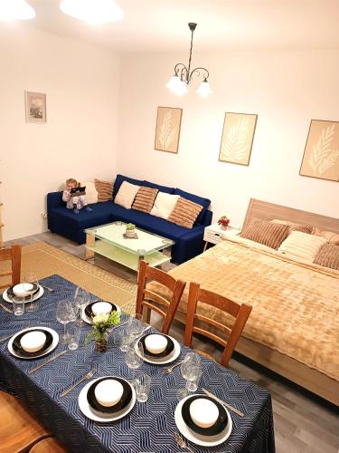 a living room with a table and a bed at Family 2-Room Apartments Mürzzuschlag - Gazerstr 28 Top 2 in Mürzzuschlag