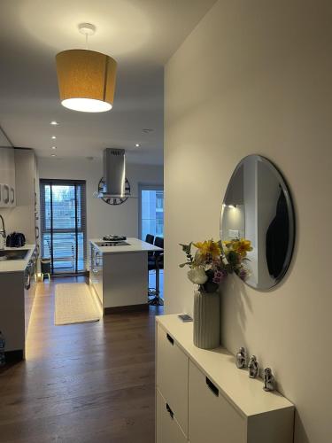 Η κουζίνα ή μικρή κουζίνα στο The Hepworths Comfort, Edinburgh Way, Harlow