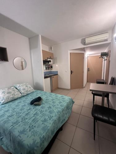 un chien allongé sur un lit dans une chambre dans l'établissement Le clos d'Aix studio 304 parking et piscine gratuite, à Aix-en-Provence