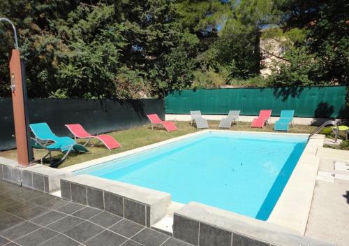 - une piscine avec des chaises longues et un bouquet dans l'établissement Le clos d'Aix studio 304 parking et piscine gratuite, à Aix-en-Provence
