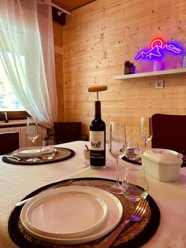 une bouteille de vin posée sur une table avec des verres dans l'établissement Duplex avec jardin, à La Bourboule