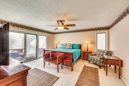 Un dormitorio con una cama, un escritorio y una silla. en Lakefront Hot Springs Village Home with Private Dock, en Hot Springs Village