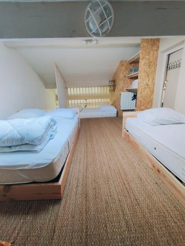 une chambre avec deux lits dans une pièce dans l'établissement Duplex avec jardin, à La Bourboule