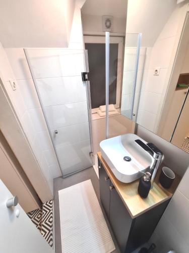Ένα μπάνιο στο Courtyard Studio City Center
