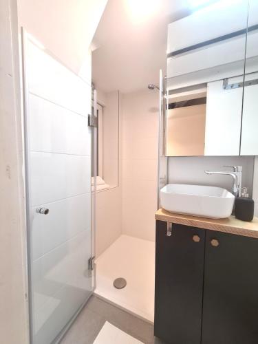 Ένα μπάνιο στο Courtyard Studio City Center