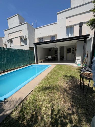 una piscina davanti a una casa di Casa ALI, cuenta con 4 camas individuales y una cama matrimonial, capacidad máxima 6 personas a Yerba Buena