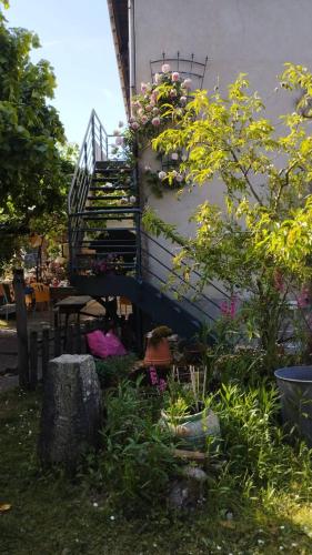un escalier avec des fleurs et des plantes dans un jardin dans l'établissement appartement cosy à cadillac, à Cadillac