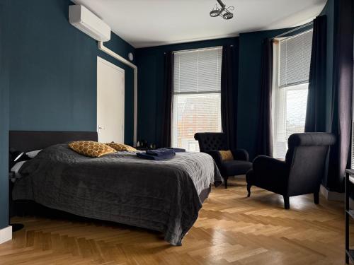 Una cama o camas en una habitación de Stadslogement Hoogend
