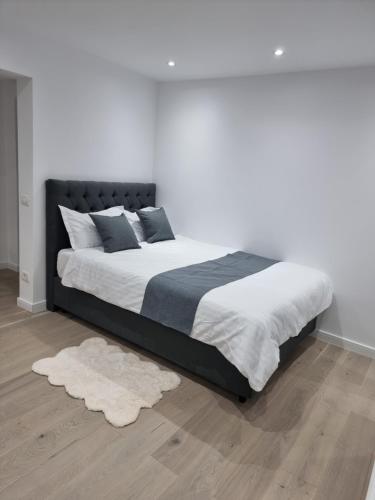 ein Schlafzimmer mit einem großen Bett mit schwarzem Kopfteil in der Unterkunft Studio Furnica Sinaia in Sinaia