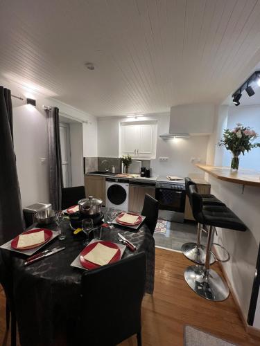 une cuisine avec une table avec des chaises et une salle à manger dans l'établissement Apartment Courchevel Méribel, à Courchevel