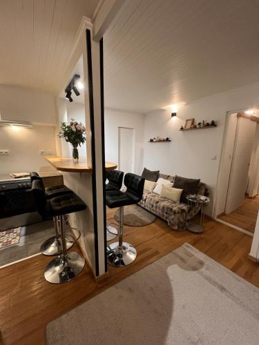 un salon avec une table et un canapé dans l'établissement Apartment Courchevel Méribel, à Courchevel