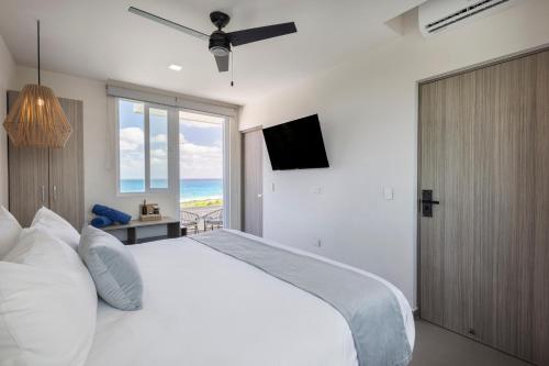 Кровать или кровати в номере Azulea Isla Mujeres Hotel