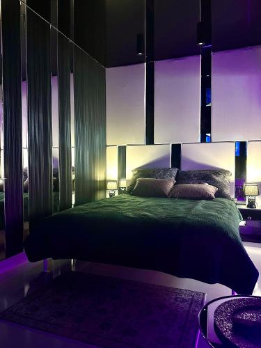 Ένα ή περισσότερα κρεβάτια σε δωμάτιο στο Black House B Jacuzzi