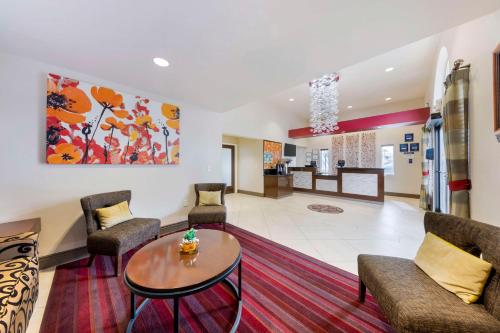 a living room with a table and chairs at Best Western Fallon Inn & Suites in Fallon